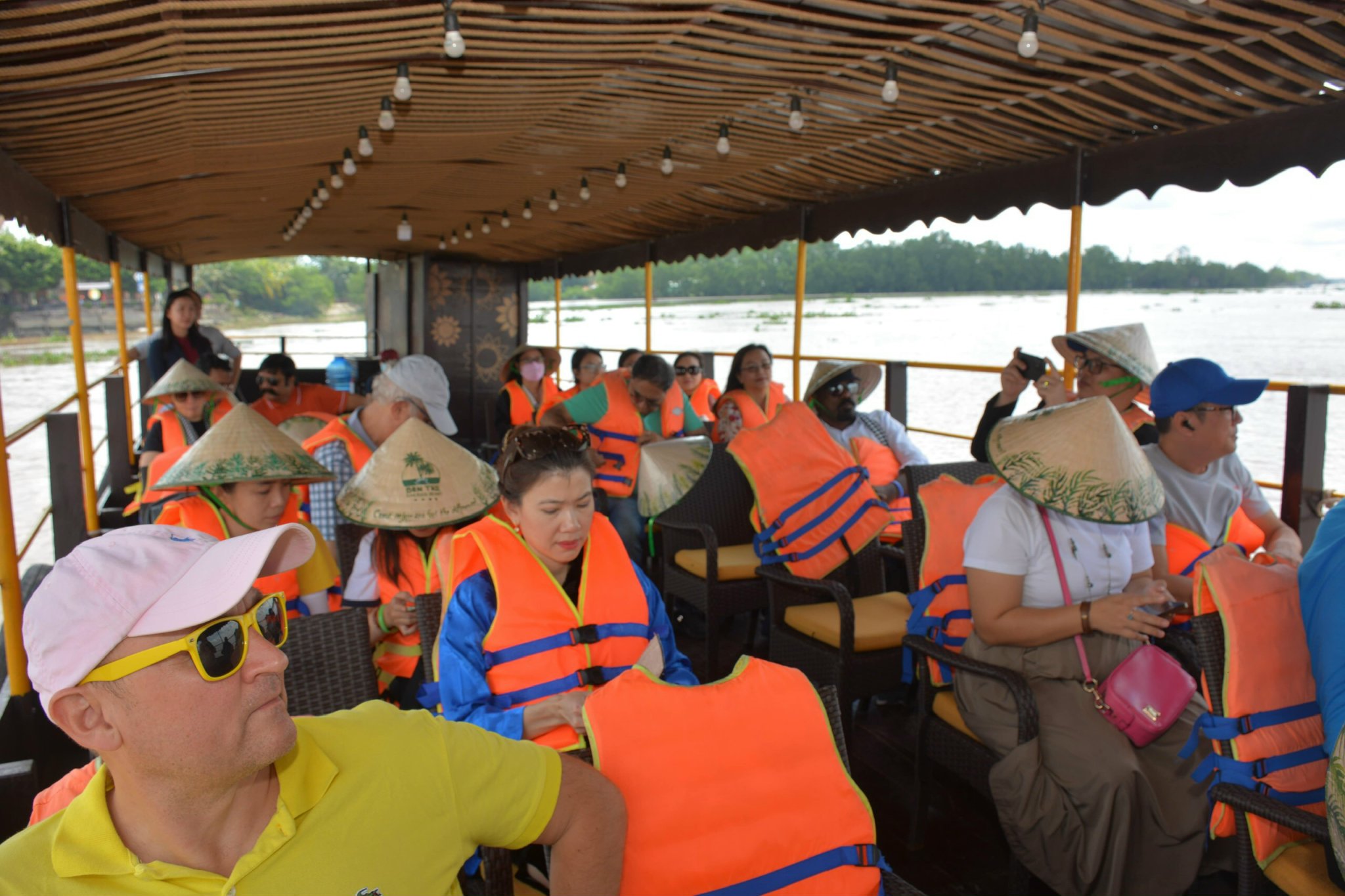 Đoàn khách lữ hành quốc tế trải nghiệm sản phẩm du lịch bên bờ sông Hàm Luông tại Riverside Resort – Bến Tre.